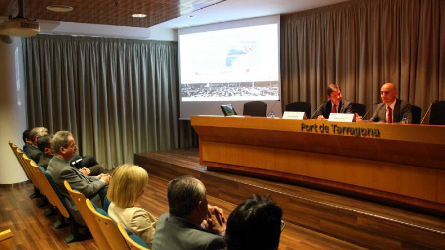 Pla general del president del Port de Tarragona, Josep Andreu, i del director general de la Fundació ICIL, César Castillo, durant la inauguració de la jornada sobre logística, el 14 d'octubre del 2015.