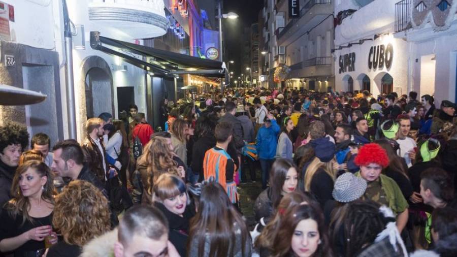 La calle Monturiol se llena de jóvenes por la variedad de bares y discotecas. Foto: Gabriel Mestre Sole