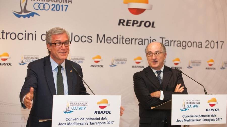 Josep Fèlix Ballesteros y el presidente de Repsol, Antoni Brufau, el 23 de junio de 2014 presentando el acuerdo. Foto: Fundació Tarragona 2017