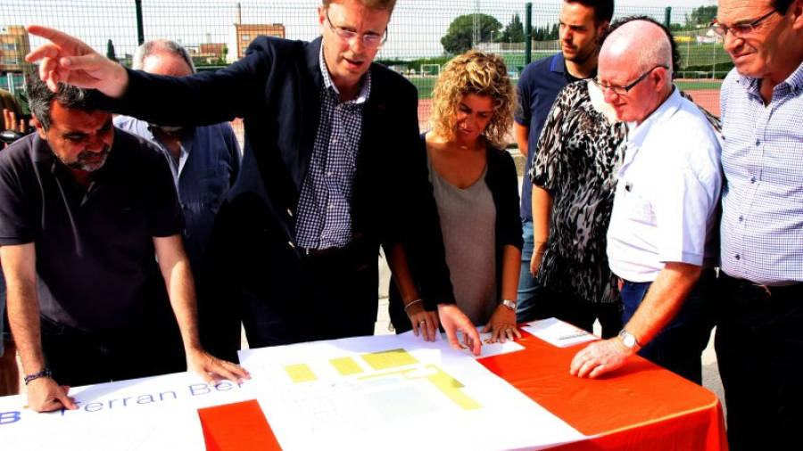 El candidat de CiU, Ferran Bel, amb els plànols del nou projecte de piscina coberta municipal. Foto: ACN