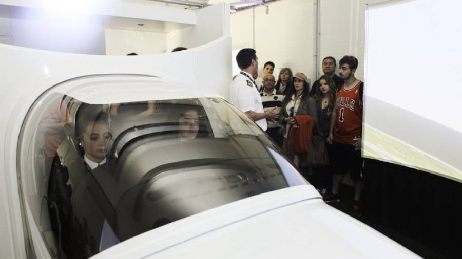 Un grupo de alumnos visitando ayer el simulador que tiene el Cesda. Foto: Alba Mariné
