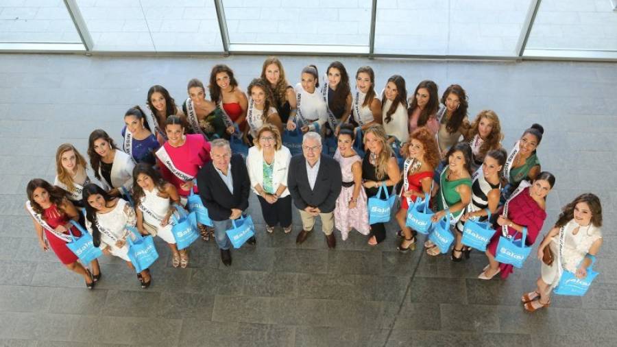 Las 25 candidatas visitaron ayer el Ayuntamiento de Salou, donde fueron recibidas por el alcalde, Pere Granados. Foto: alba mariné