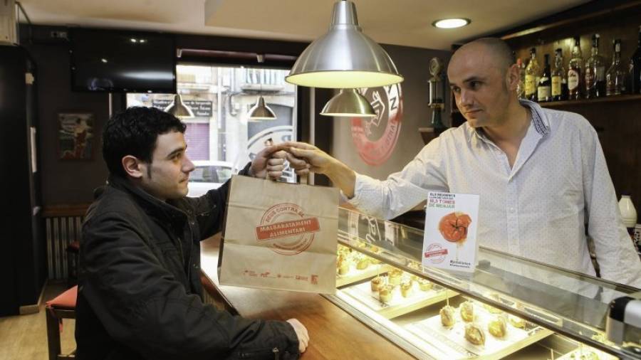 El restaurante Lizarrán sigue entregando a sus clientes una caja de cartón en una bolsa para que se puedan llevar la comida que les sobra. Foto: Alba Mariné