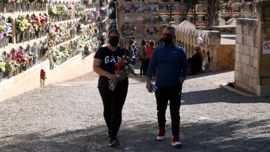 Hasta las 12 del mediodía han visitado el cementerio de Tarragona unas 800 personas. ACN