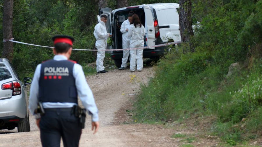 La policia científica accede al lugar donde se ha encontrado un cuerpo calcinado, junto al Pantà de Foix.