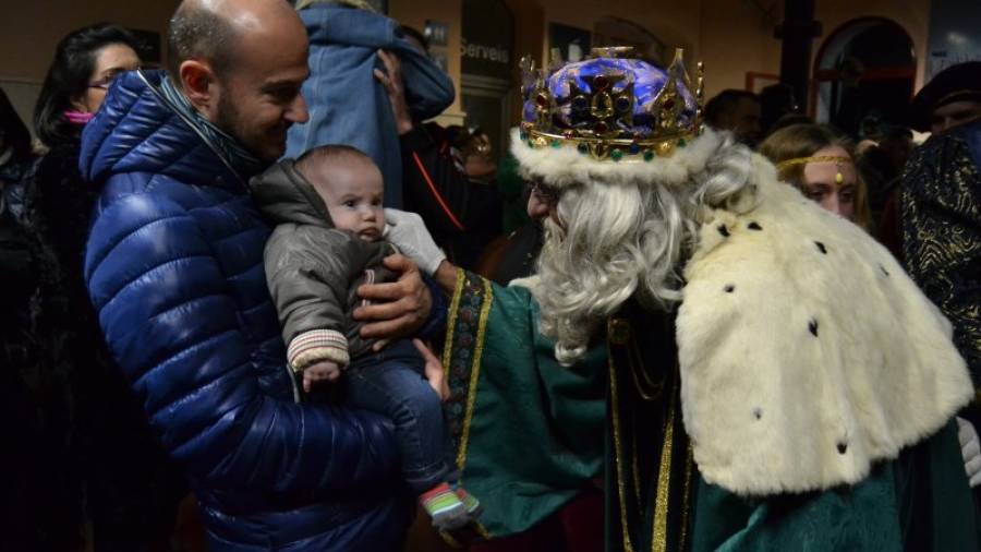El Rei Melcior saludant a un dels infants a l´estació de tren de Valls. Foto: Montse Plana