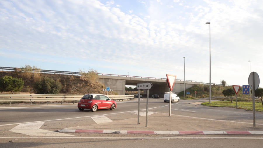 El apuñalamiento fue cometido en esta rotonda, en la intersección de la carretera C-14 con la autovía A-7. FOTO: Alba Mariné