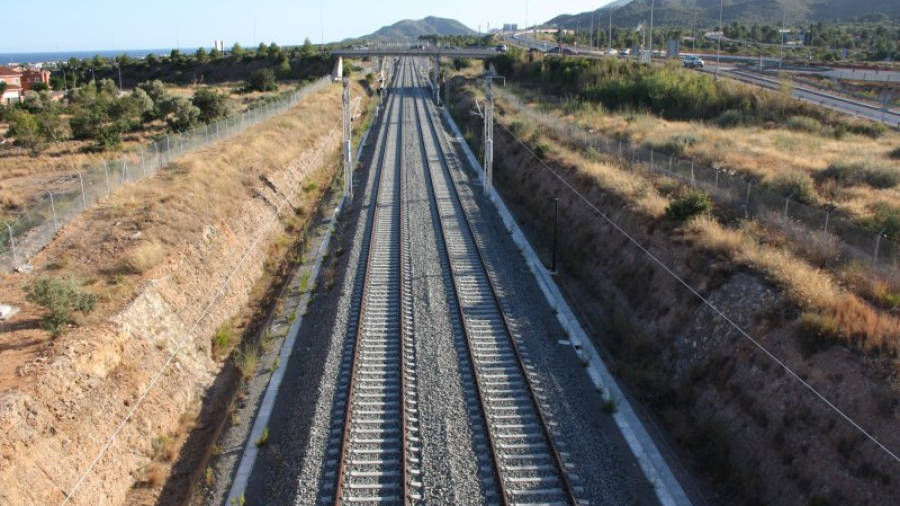 Imatge general de cara al sud de la xarxa ferroviària del corredor del mediterrani al seu pas per Vandellòs-Hospitalet de L'Infant a l'espera d'afegir en la via del cantó mar el tercer fil el 16 de juliol del 2016