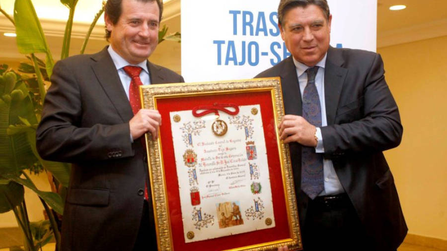 El vicepresident valencià, José Ciscar, rep la medalla d'or del sindicat de regants del transvasament Tajo-Segura. Foto: ACN