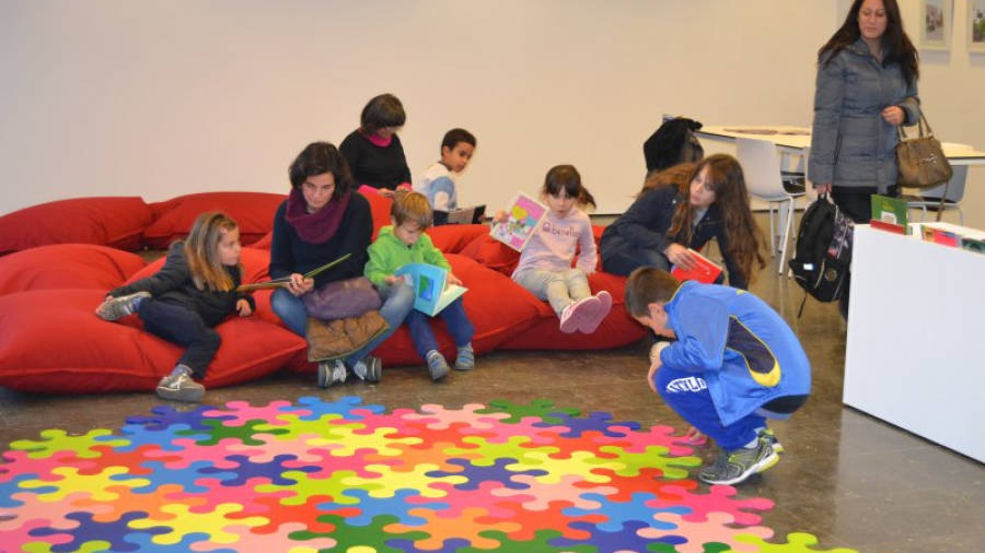 Imatge d'una activitat de lectura a la Biblioteca Pere Anguera. Foto: Cedida