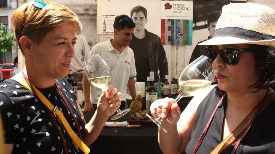 Dues noies tasten un vi blans de Mas Vicenç a la fira DO Tarragona. Foto: ACN