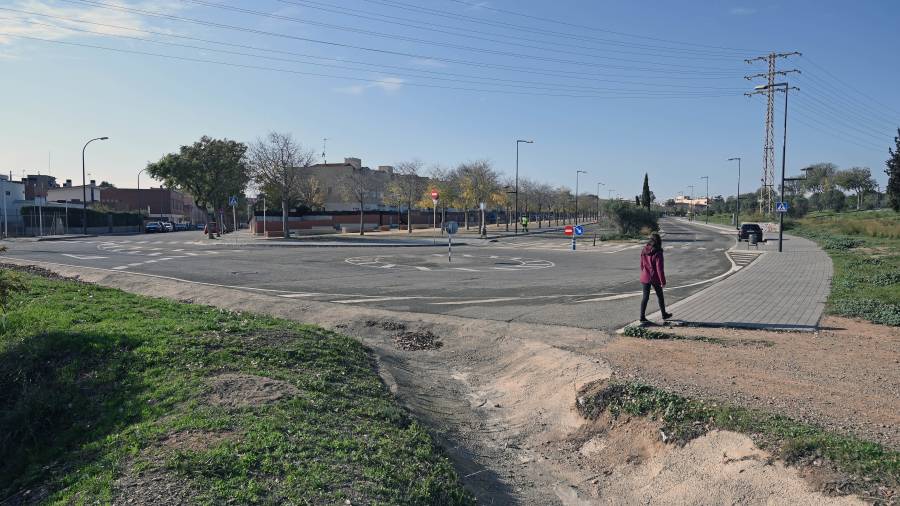 Punto donde termina la calle Vinebre. El proyecto prevé dar continuidad y conectar esta zona con la escuela la Vitxeta. FOTO: ALFREDO GONZÁLEZ
