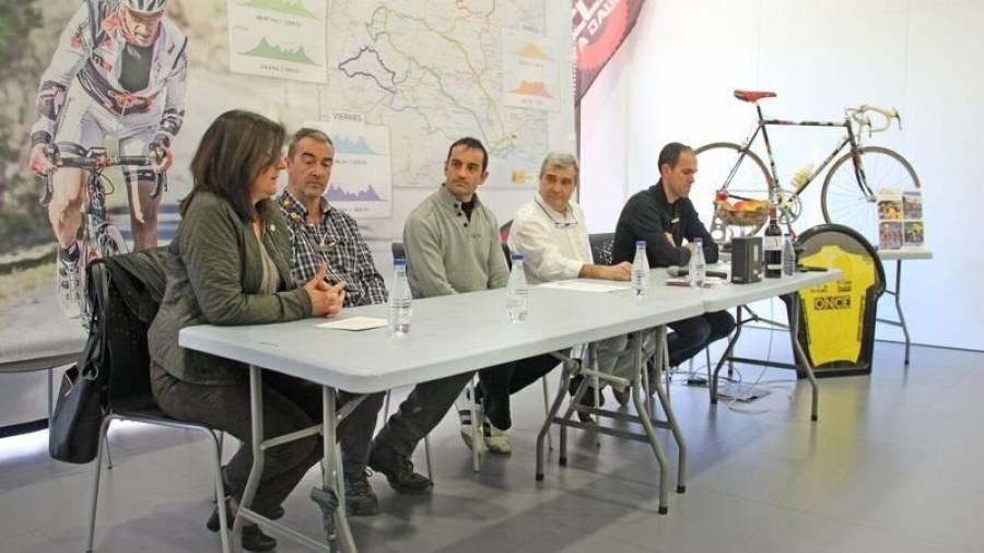 Imagen de la presentación de la tercera edición del campus, con el mítico ciclista catalán en el centro. Foto: Cedida