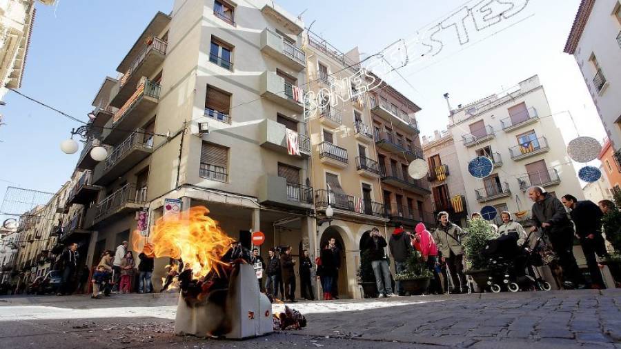 La quema de la Constitución en Valls, un acto reivindicativo que hoy se volverá a repetir. Foto: alba mariné