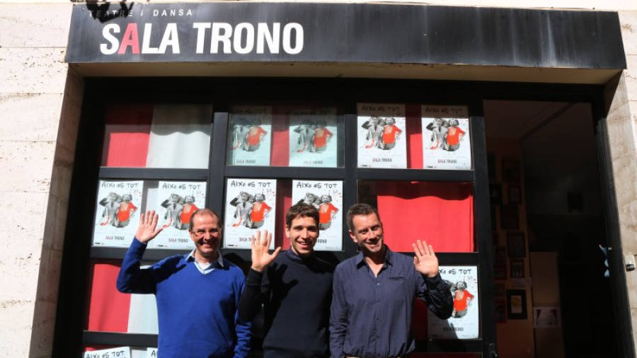 Pla obert, d'esquerra a dreta, dels actors Oriol Grau i Pau Ferran, i del gestor de la Sala Trono, Joan Negrié, dient adéu amb la mà davant del local del carrer Misser Sitges de Tarragona. Imatge del 9 de març del 2017.