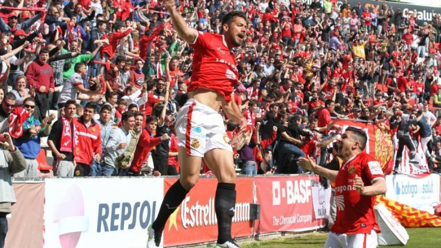 Pablo Marí celebra el gol que le ha dado la victoria al Nàstic. Fotos: Lluís Milián/Alfredo González