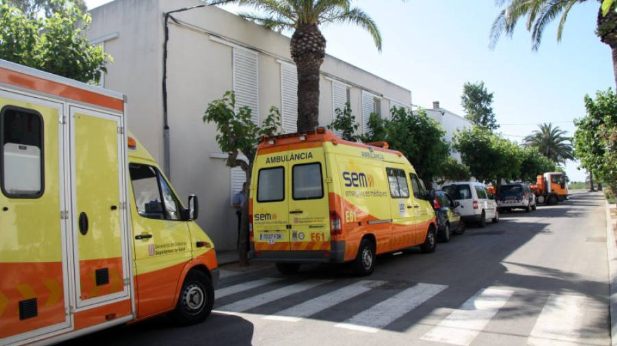Ambulàncies aparcades al costat de l'alberg l'Encanyissada. FOTO: ACN