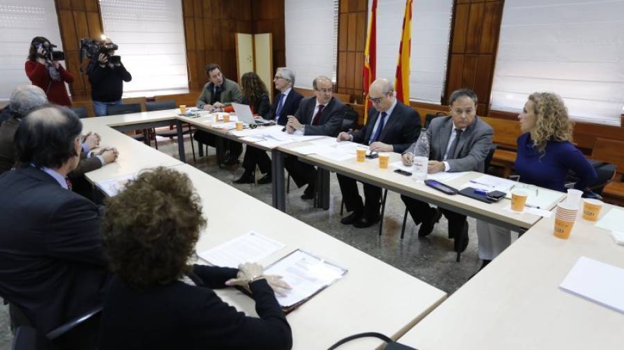 Barrientos y Hernández (en el centro), durante la reunión con los representantes de los procuradores. Foto: Pere Ferré