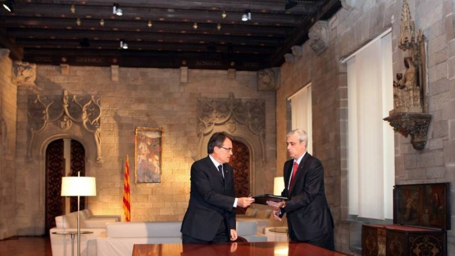 El president de la Generalitat, Artur Mas, entrega a Germà Gordó el de-creto de convocatoria de elecciones para el 25 de novembre de 2012. acn