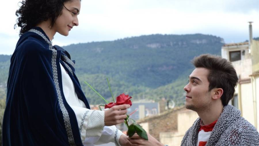 Sant Jordi (Marc Pallissó) entregant una rosa a la Princesa (Ester Català). Foto: Montse Plana
