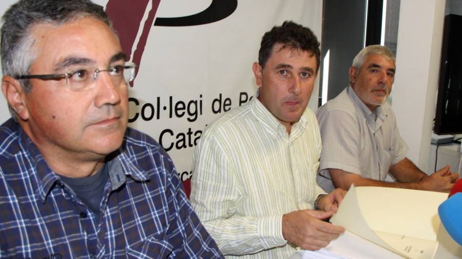 L'alcalde de Batea, Joaquim Paladella, al centre de la imatge, en una foto d'arxiu. Foto: ACN