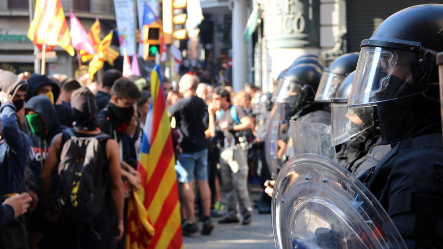 Detalle del cord&oacute;n policial en la Via Laietana con los manifestantes independentistas en el lado izquierdo