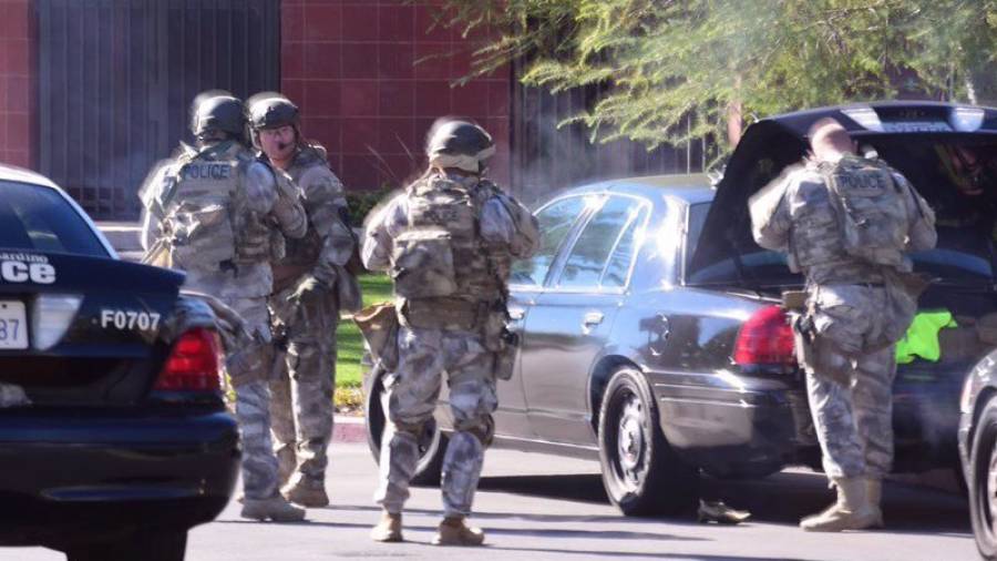 Fotografía cedida por Los Angeles News Group (LANG) and San Bernadino Sun de miembros de las autoridades que acuden a la escena de un tiroteo hoy, miércoles 2 de diciembre de 2015, en San Bernardino (EE.UU.). EFE/ DOUG SAUNDERS / LOS ANGELE