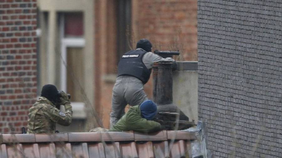 Agentes de seguridad toman posiciones durante la operación policial en Bruselas del martes. Foto: laurent dubrule/efe