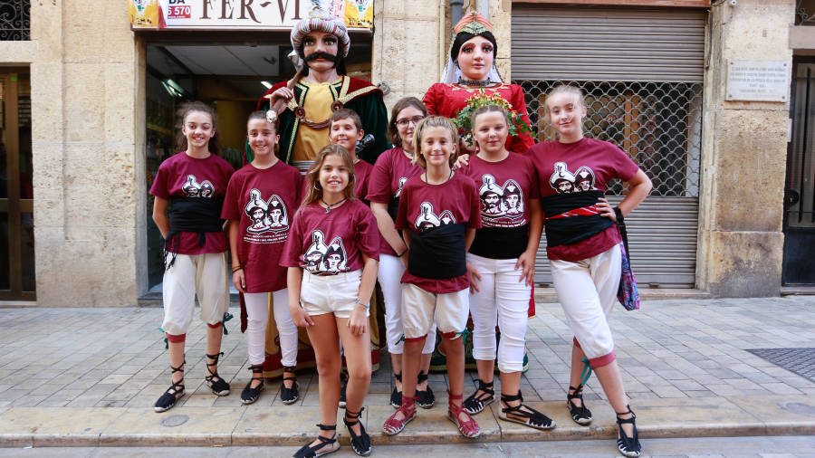Algunos de los niños portantes con los recién estrenados Gengants Vells Petits de Sant Roc. FOTO: FABIÁN ACIDRES