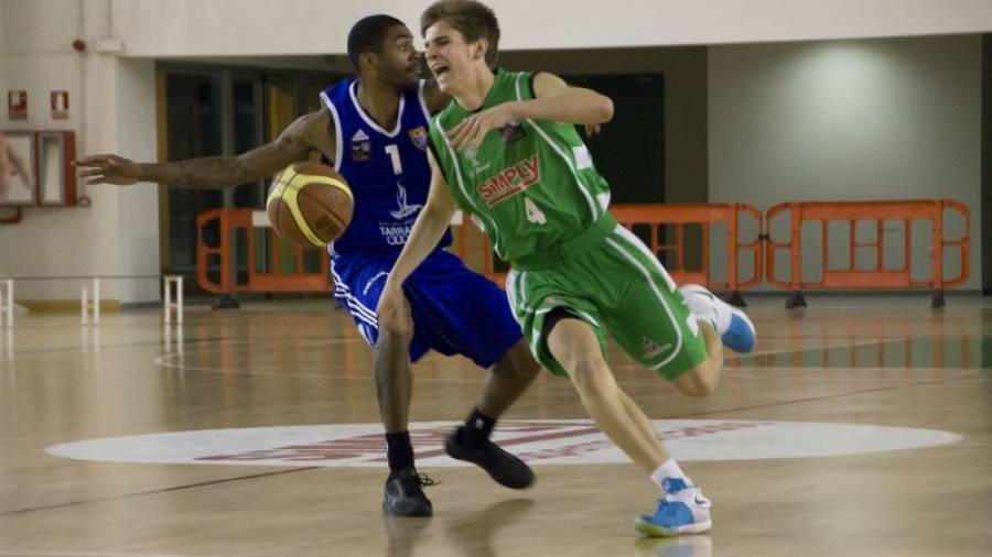 El jugador cebetista Jamal Wilson persigue de cerca a un rival del conjunto aragonés ayer en Zaragoza. Foto: Basket Zaragoza