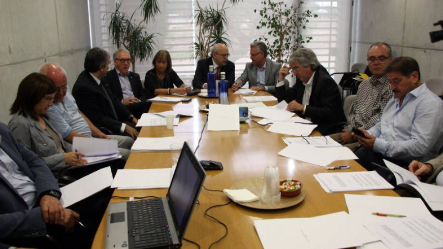 Un instant de la reunió de la junta del CRT, presidida pel conseller d'Economia, Andreu Mas-Colell, que s'ha celebrat aquest dijous al matí. FOTO: ACN