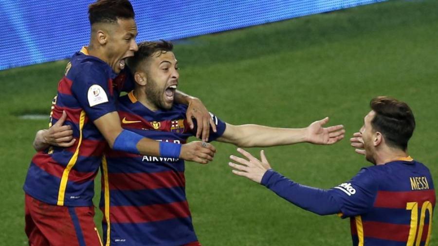 Jordi Alba celebrando su gol, el 1-0 ya en la prórroga, junto a Neymar y Messi que abría el camino de la victoria del Barça. Foto: EFE