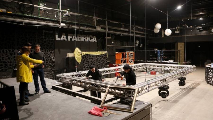 Els impulsors de la nova etapa de La Fàbrica, durant els treballs, en una imatge de fa un parell de setmanes. Foto: Alba Mariné
