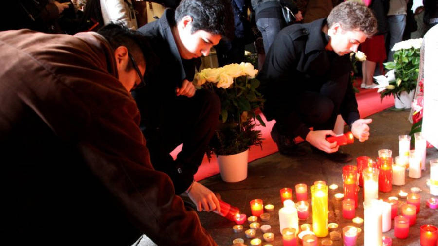 Estudiants Erasmus posen espelmes en record de les víctimes de l'accident d'autobús de Freginals. Foto: ACN