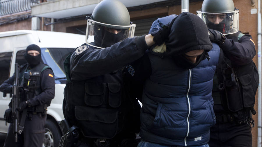 Agents de la Guàrdia Civil custodien un dels dos ciutadans marroquins detinguts ahir a Badalona. FOTO: EFE FOTO: EFE