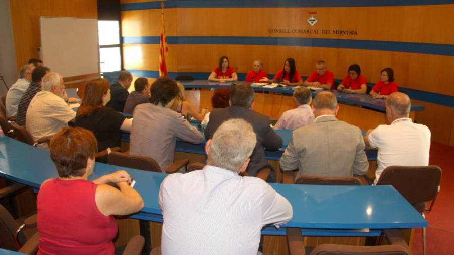Pla general de la reunió entre alcaldes, presidents de consells comarcals i representants de la Plataforma Trens Dignes, a la seu del Consell del Montsià. Foto: ACN