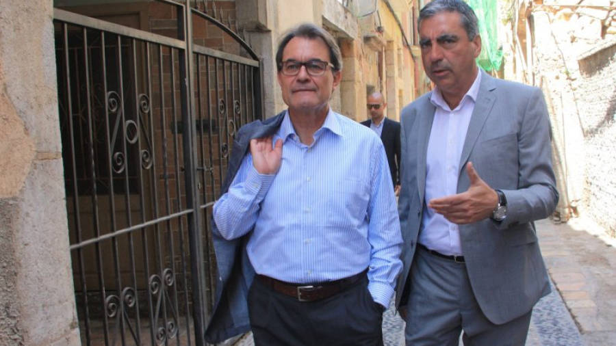 Artur Mas i el candidat de CiU a Tarragona, Albert Abelló, dirigint-se a la plaça de les Cols, on han protagonitzat un acte de campanya. Foto: ACN