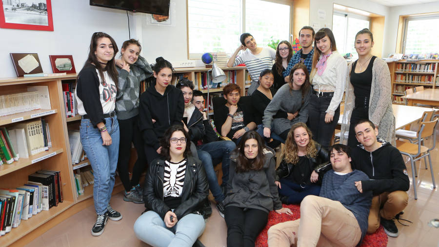 Los estudiantes galardonados en el concurso posan en grupo en la biblioteca del Institut Martí i Franquès. FOTO: ALBA MARINÉ