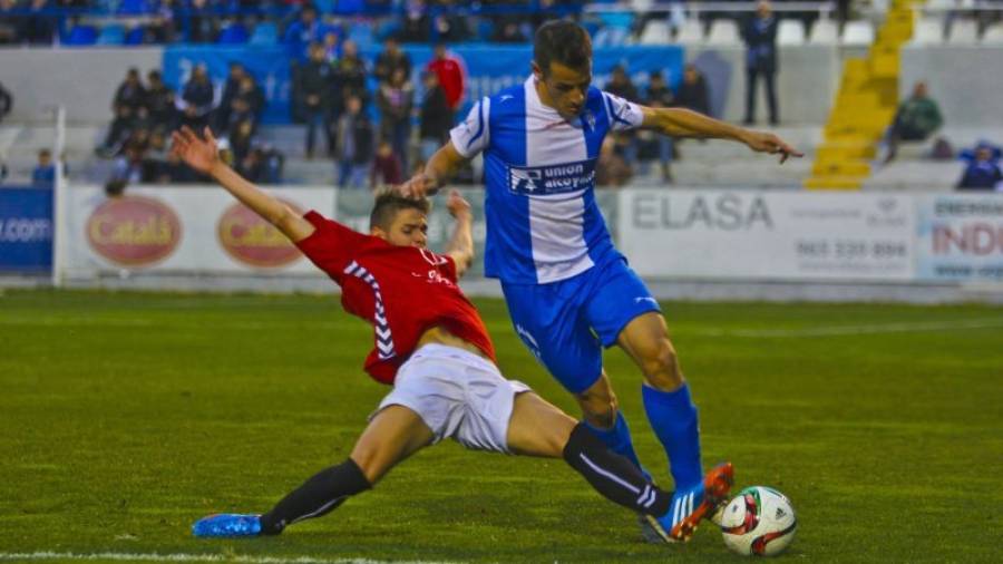 Nacho Pérez intenta pispar un balón a un rival del Alcoyano en la primera vuelta en el Collao. Foto: diario información