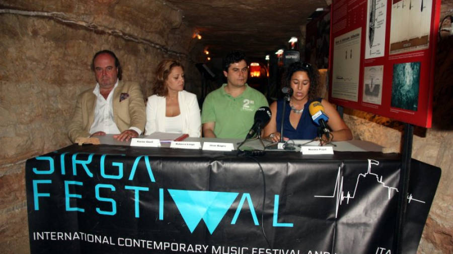 D'esquerra a dreta: Xavier Güell i Rebeca Largo, de Musicadhoy i Operadhoy, Joan Bagés, director del Sirga Festival, i Norma Pujol, regidora de Cultura de l'Ajuntament de Flix. FOTO: ACN