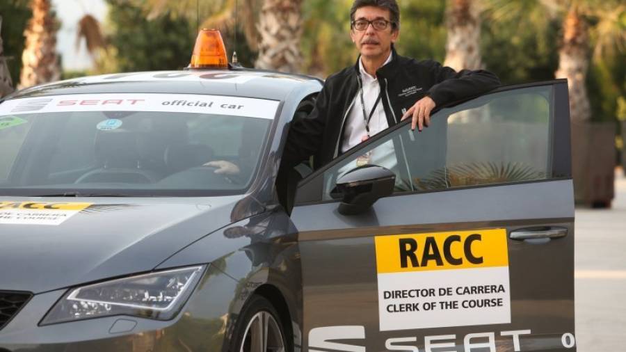 Aman Barfull, junto a su coche ayer en PortAventura, donde el RACC tiene su cuartel general. Foto: Alba Mariné