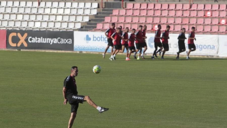 El técnico valenciano juguetea con el balón durante el calentamiento de un entrenamiento. Foto: PERE FERRÉ