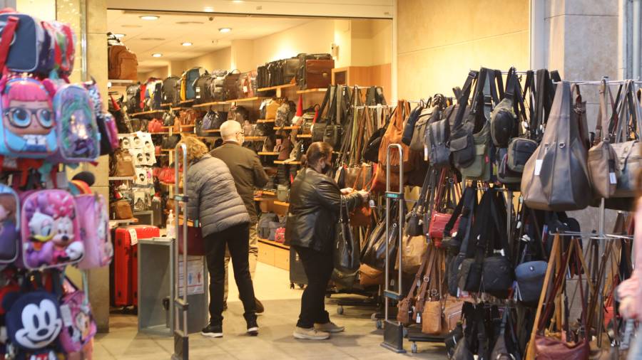 Imagen de una de las tiendas de bolsos del municipio situada en la calle Consolat de Mar. FOTO: ALBA MARINÉ