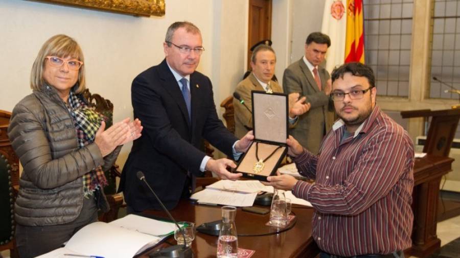Momento en el que el hijo de Jaume Amenós recogió la Medalla de la Ciutat concedida a su padre. Foto: A.Mariné