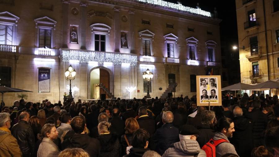 Pla general de la concentraci&oacute; de suport a Oriol Junqueras a la pla&ccedil;a de la Font de Tarragona. FOTO: ACN