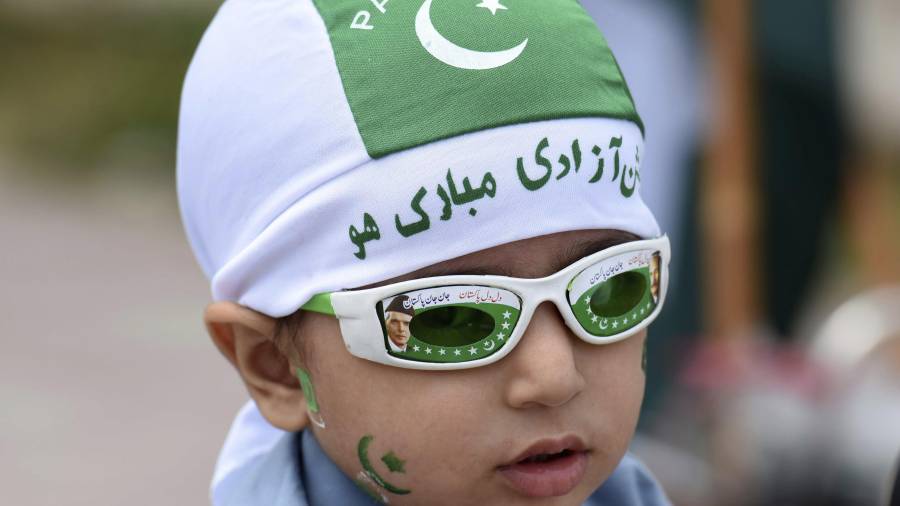 Hubo merchandising nacionalista paquistan&iacute; de todo tipo, como las gafas que le colocaron al ni&ntilde;o de la foto.