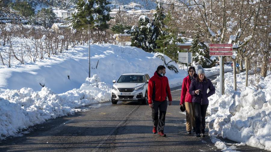 Veïns de Tivissa caminant diumenge passat al costat de la carretera després de la nevada. FOTO: Joan Revillas