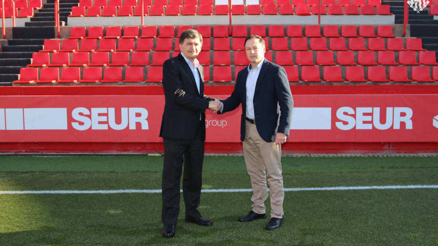 El presidente del club, Josep Maria Andreu y el gerente de SEUR en Tarragona, Jos&eacute; Manuel Carabeo.