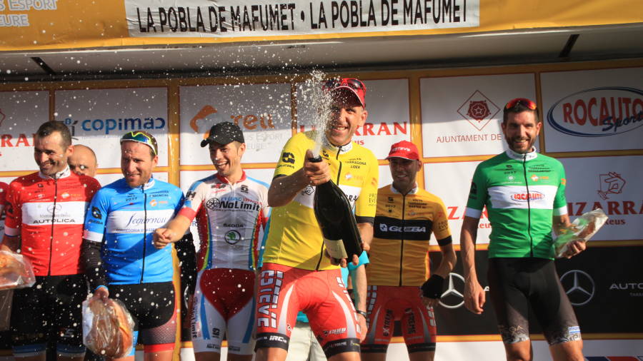 Adolfo Garc&iacute;a, l&iacute;der provisional de la Volta a Tarragona, festeja el podio de la segunda etapa en La Pobla de Mafumet. Foto: Ra&uuml;l Rodr&iacute;guez
