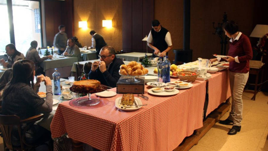 El servei d'esmorzar a l'Hotel-Hostal Sport, a Falset, aquest diumenge al matí. Foto: ACN